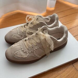Cushionaire Belinda Beige Lace Sneakers with Ribbon Laces
